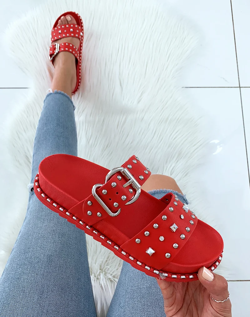 Sandales cloutés rouge à boucle