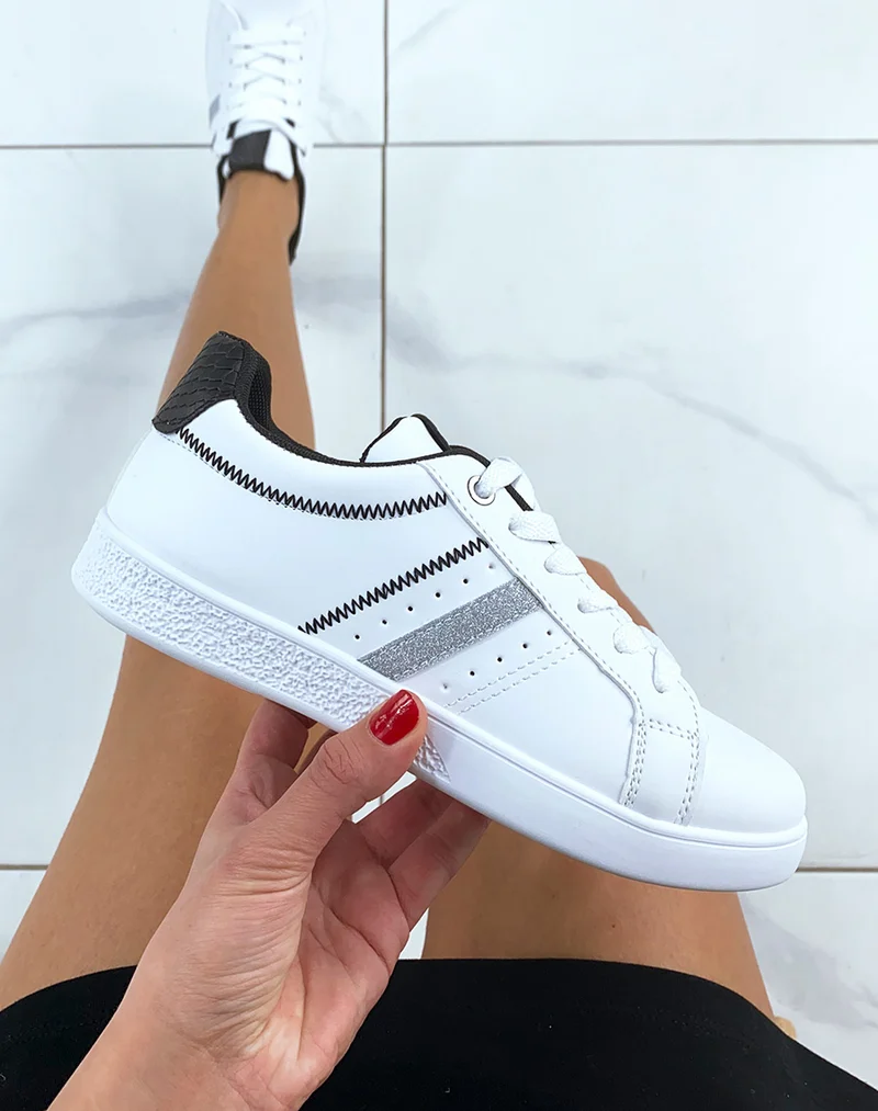 Baskets blanches basses à détails argentés et empiècement arrière noir