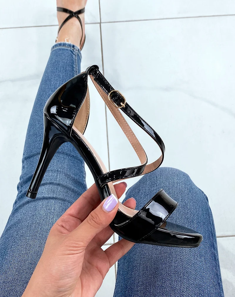 Sandales vernies noires à bride croisées et talons aiguilles