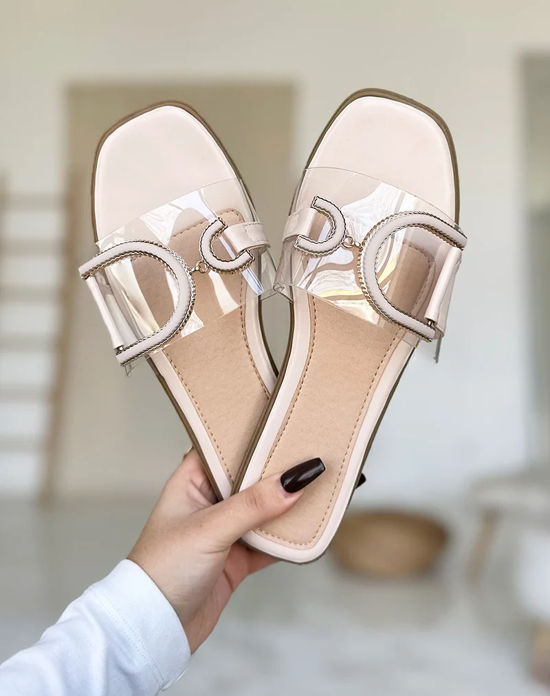 Mules plates beiges à bride transparente et bijoux doré