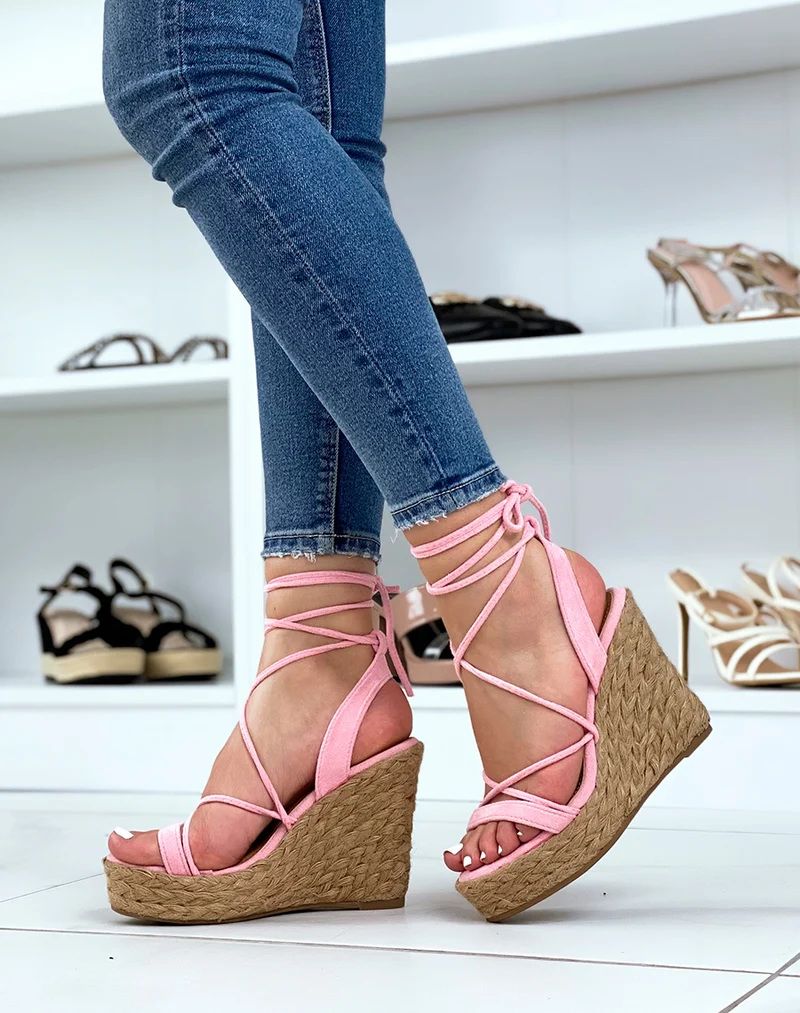 Compensées en suédine fushia à lacets