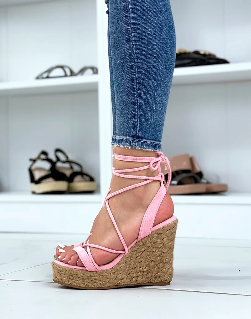 Compensées en suédine fushia à lacets