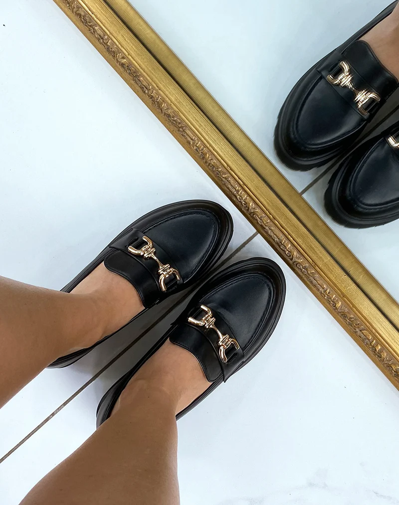 Mocassins noir à détails dorés et semelle crantée