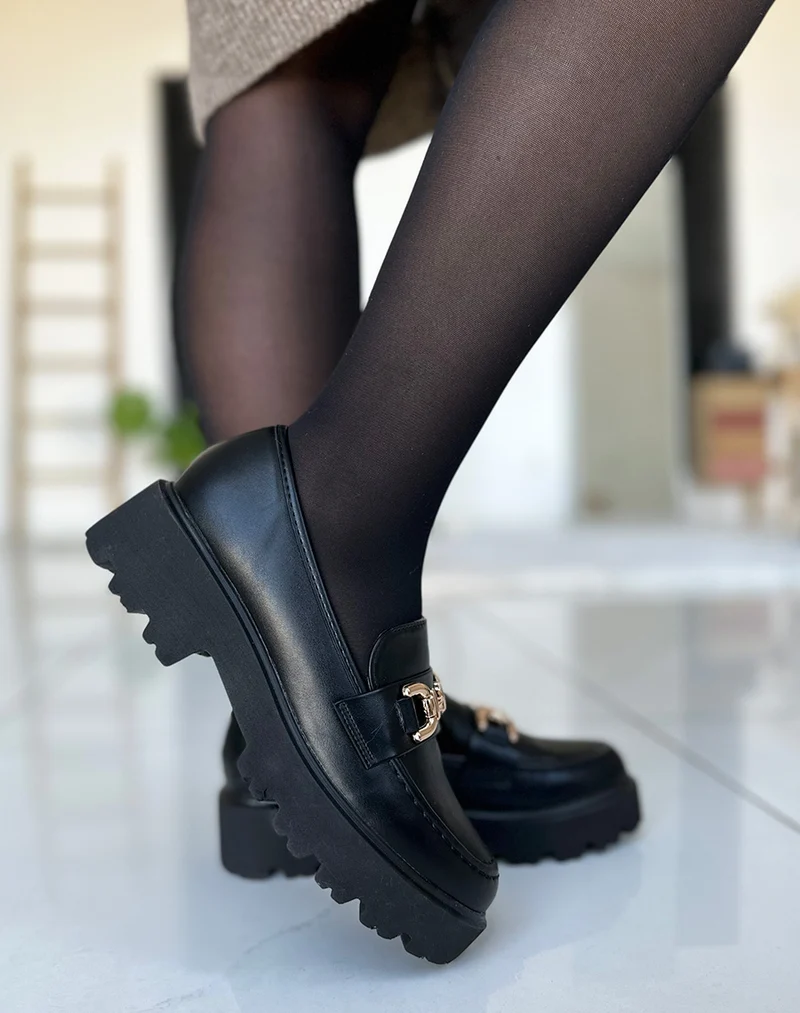Mocassins noir à détails dorés et semelle crantée