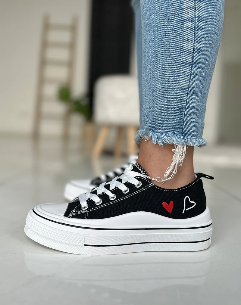 Baskets basses noires avec motifs