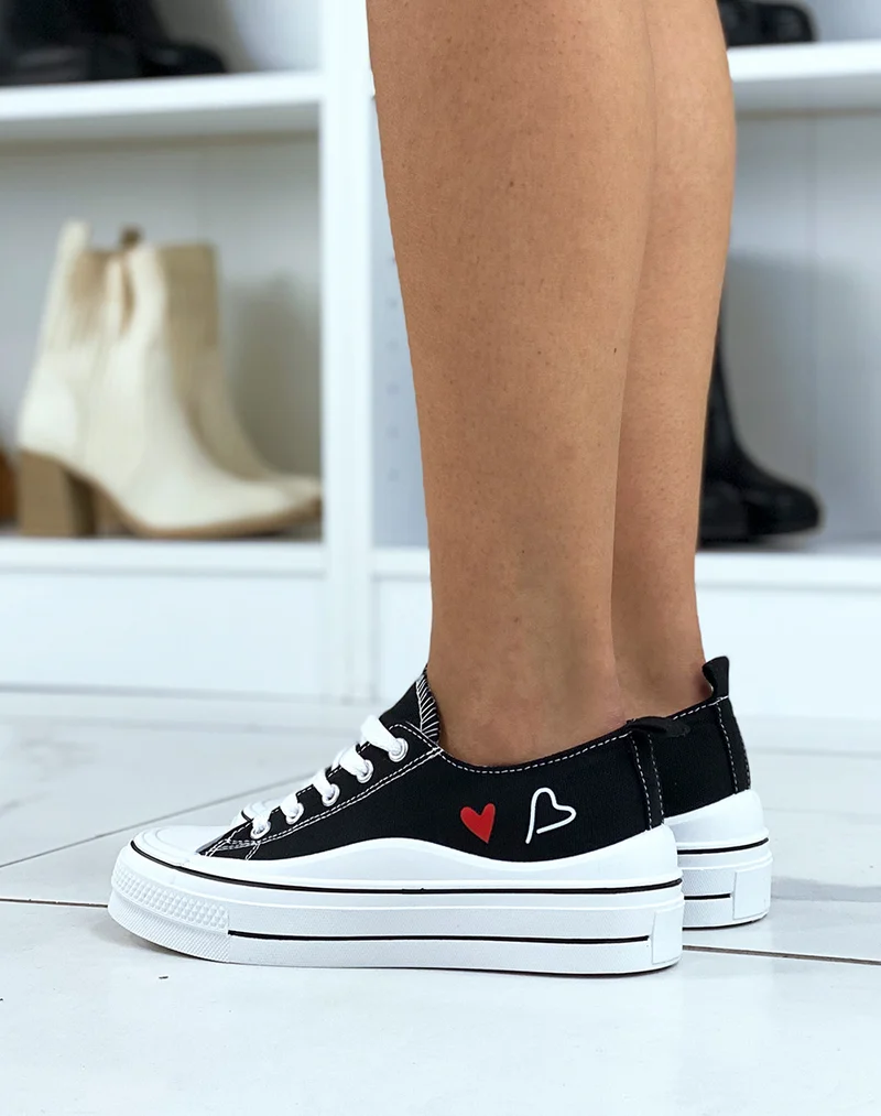 Baskets basses noires avec motifs