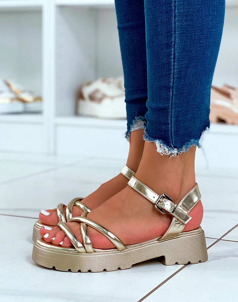 Sandales dorées à petit talon et brides entrecroisées