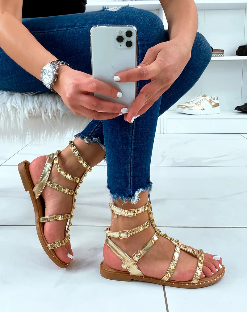 Nu-pieds dorés cloutés style spartiate