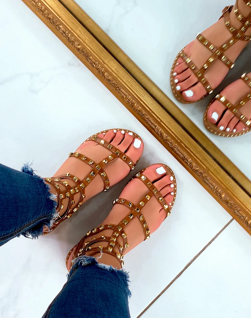 Nu-pieds camel cloutés style spartiate