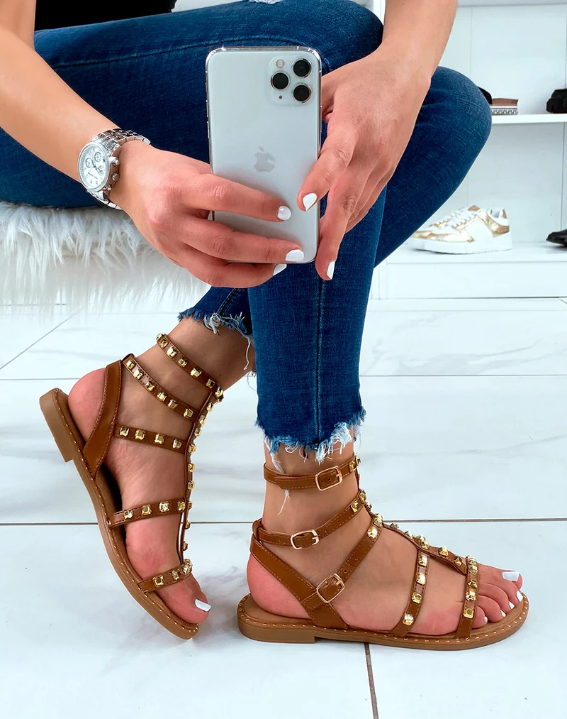 Nu-pieds camel cloutés style spartiate