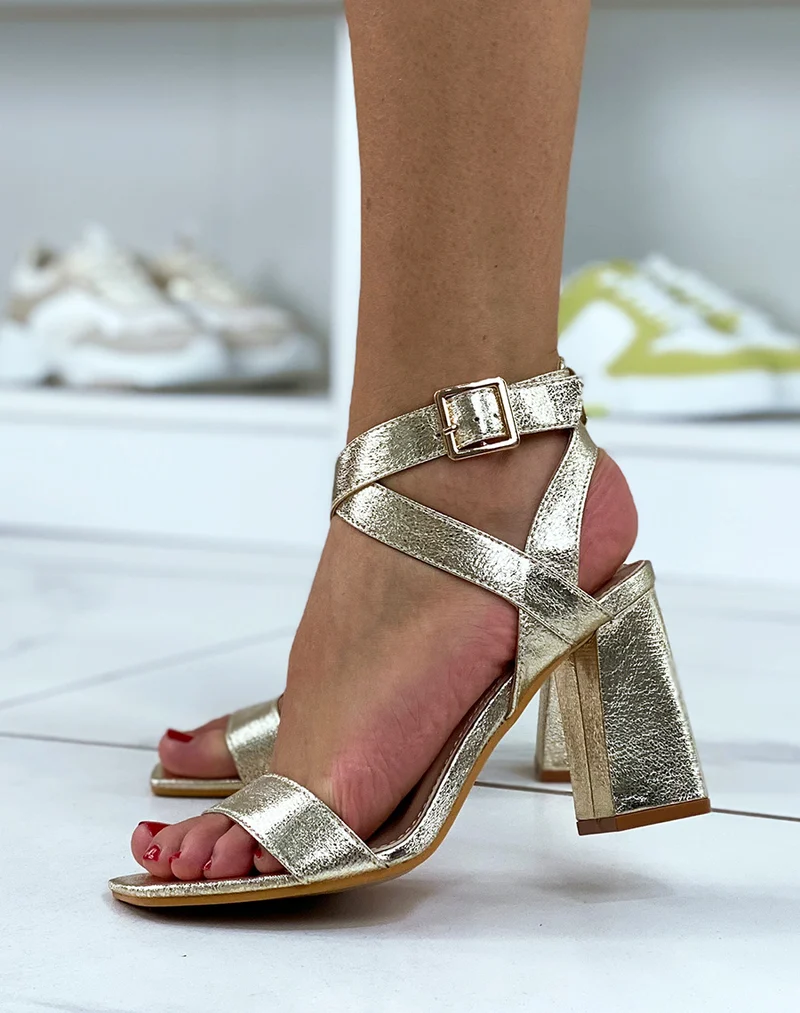 Sandales dorées à talon à simple bride et double lanière