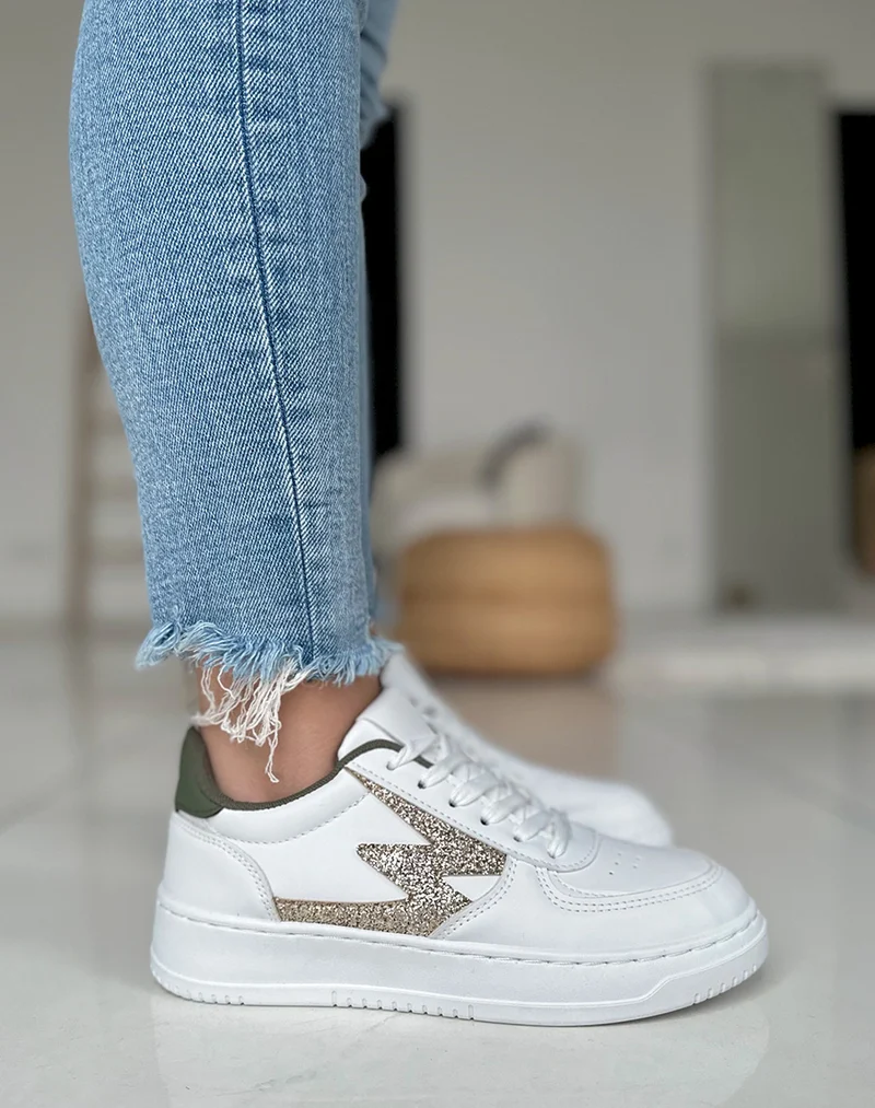 Baskets blanches à détails éclair dorés pailleté et empiècement vert