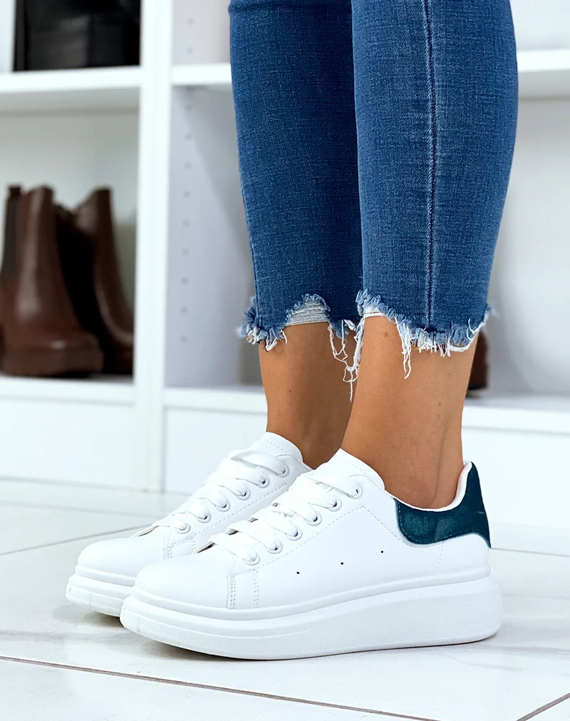 Basket blanches avec empiècement arrière en effet velours bleu