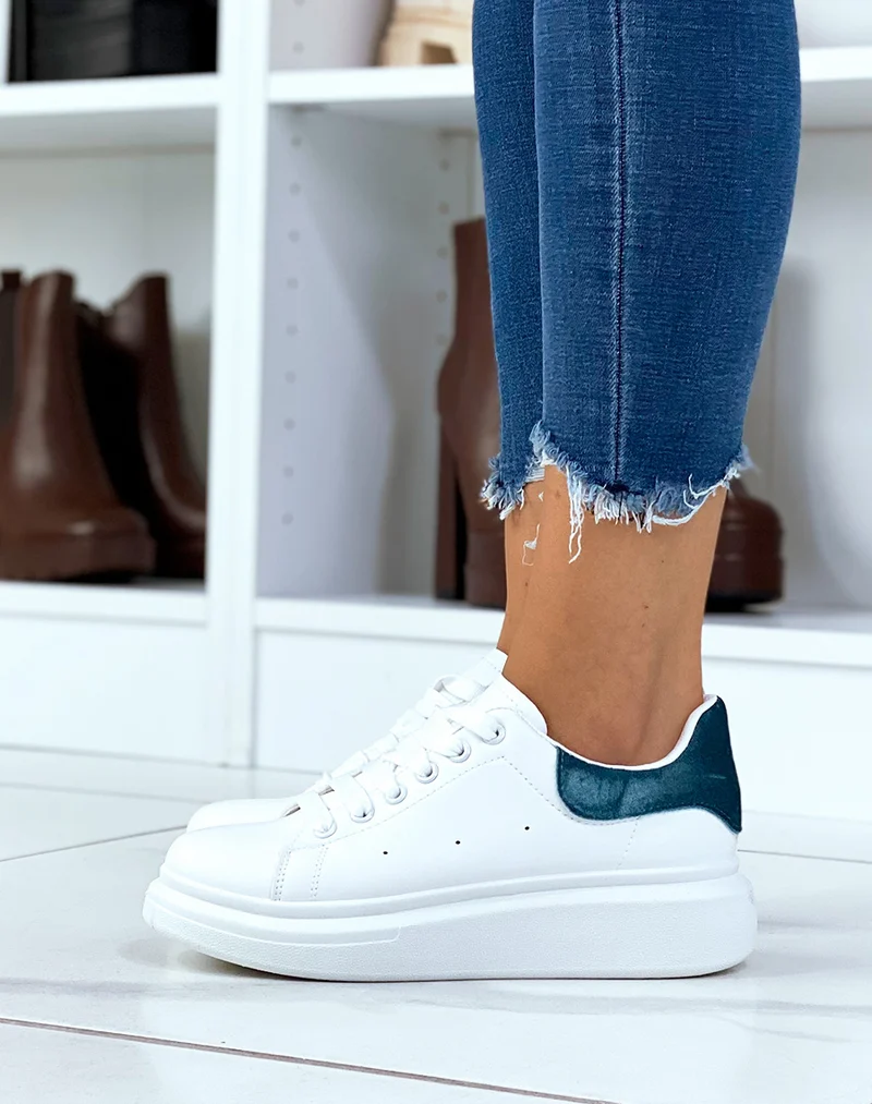 Basket blanches avec empiècement arrière en effet velours bleu