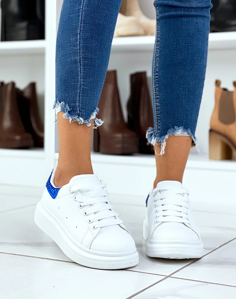 Basket blanches avec empiècement arrière bleu ornées de strass