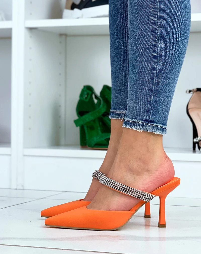 Mules oranges à talon bout pointu et lanière à strass