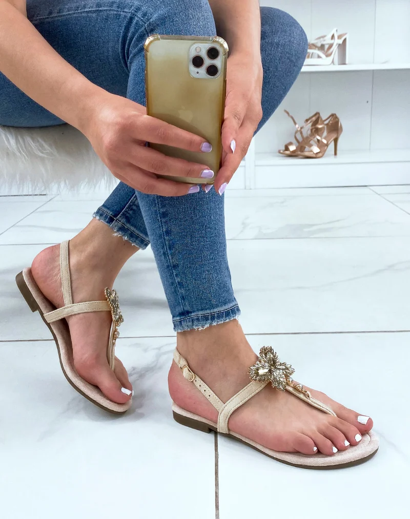 Nu pieds beiges avec entre doigt et strass