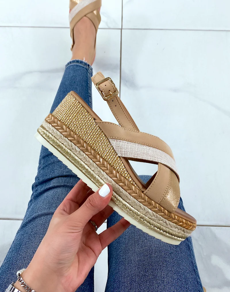 Sandales compensées beiges à brides croisées en tweed et semelle décorée