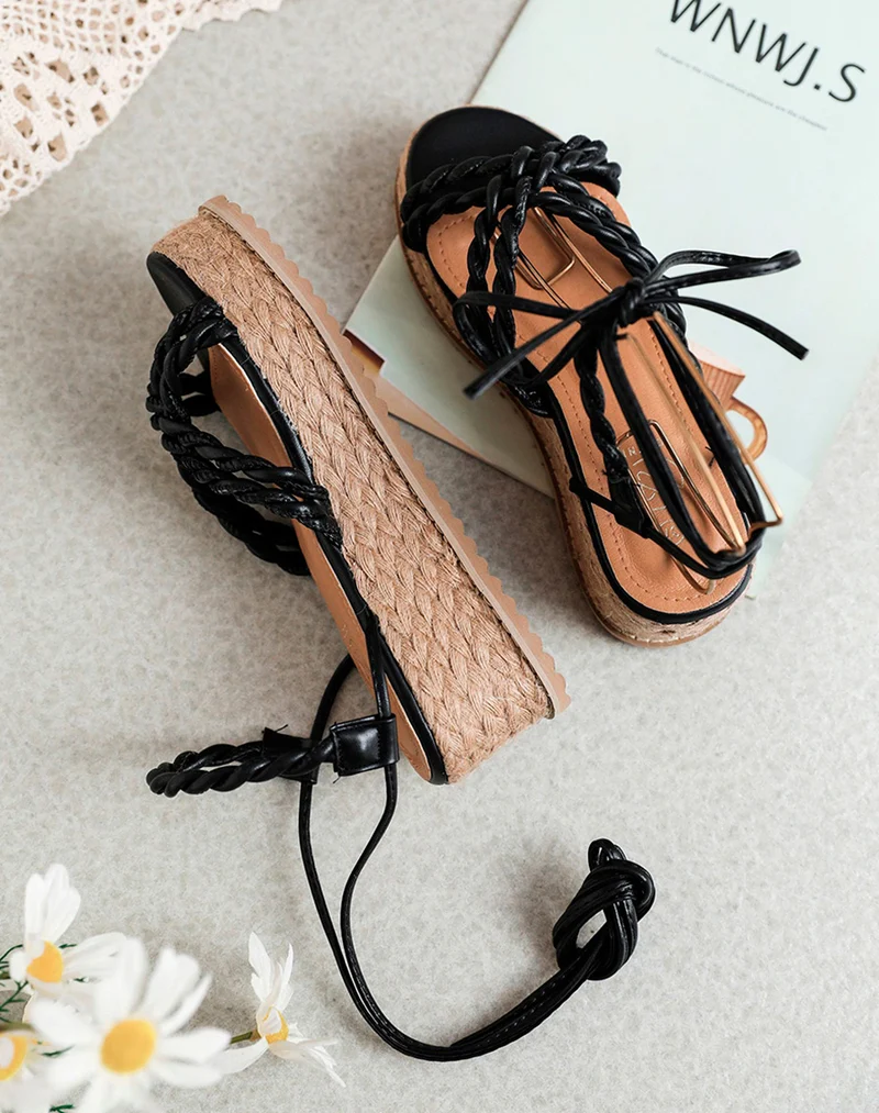Sandales compensées noires à brides tressées à talon mi-haut