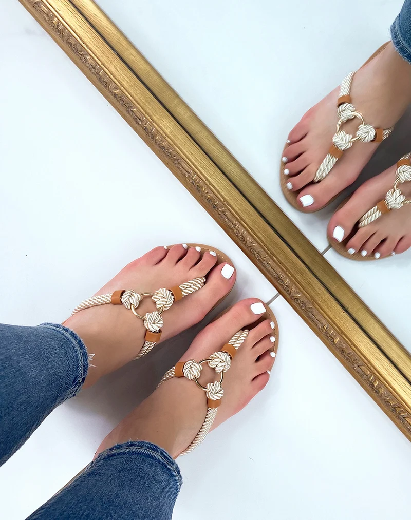 Nu-pieds beiges à lanières en corde tressée et anneau dorée