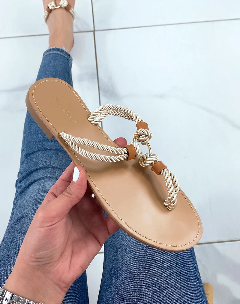 Nu-pieds beiges à lanières en corde tressée et anneau dorée