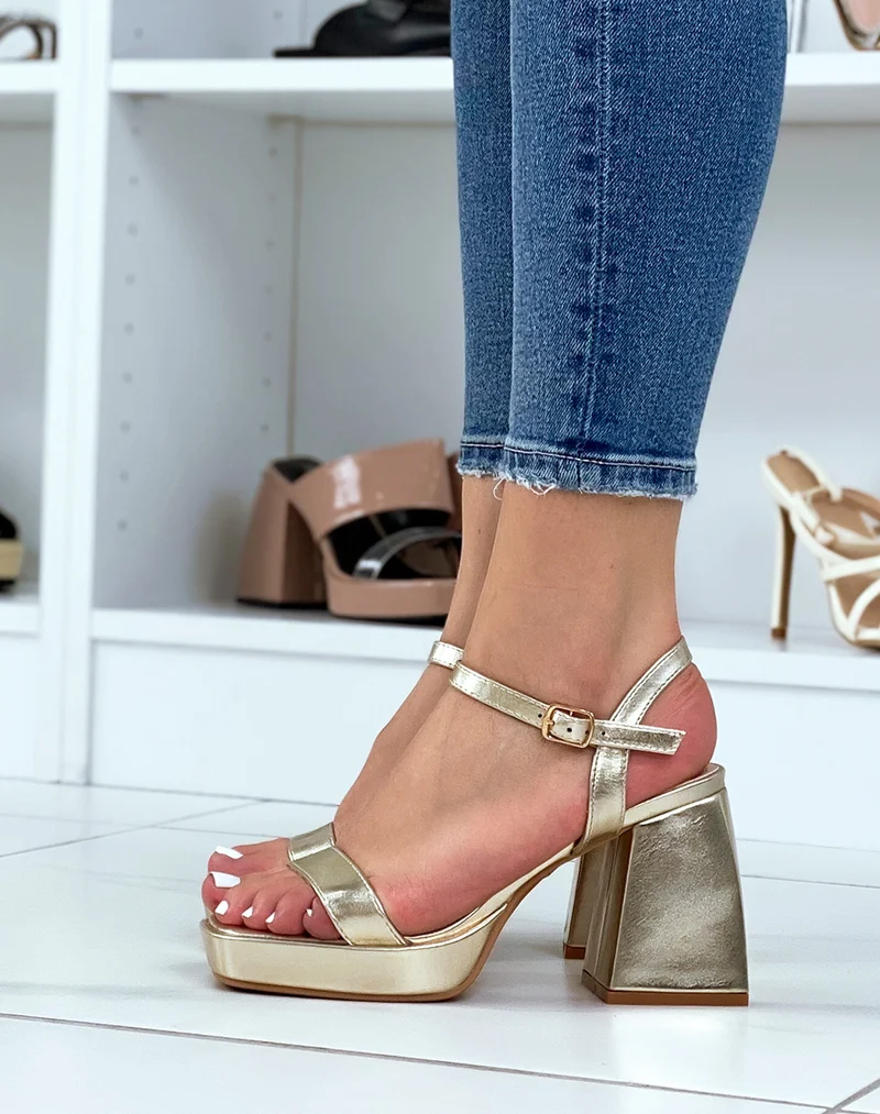 Sandales dorées à bride avant et talon épais asymétrique