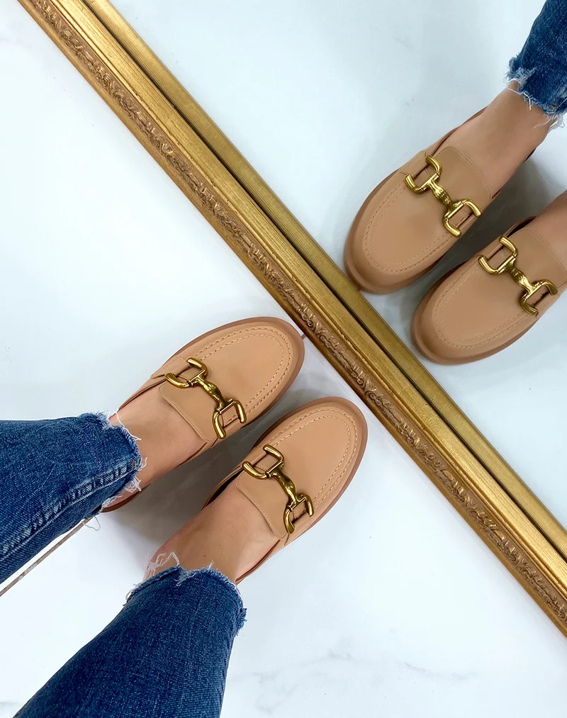 Mules mocassins beiges à empiècement doré