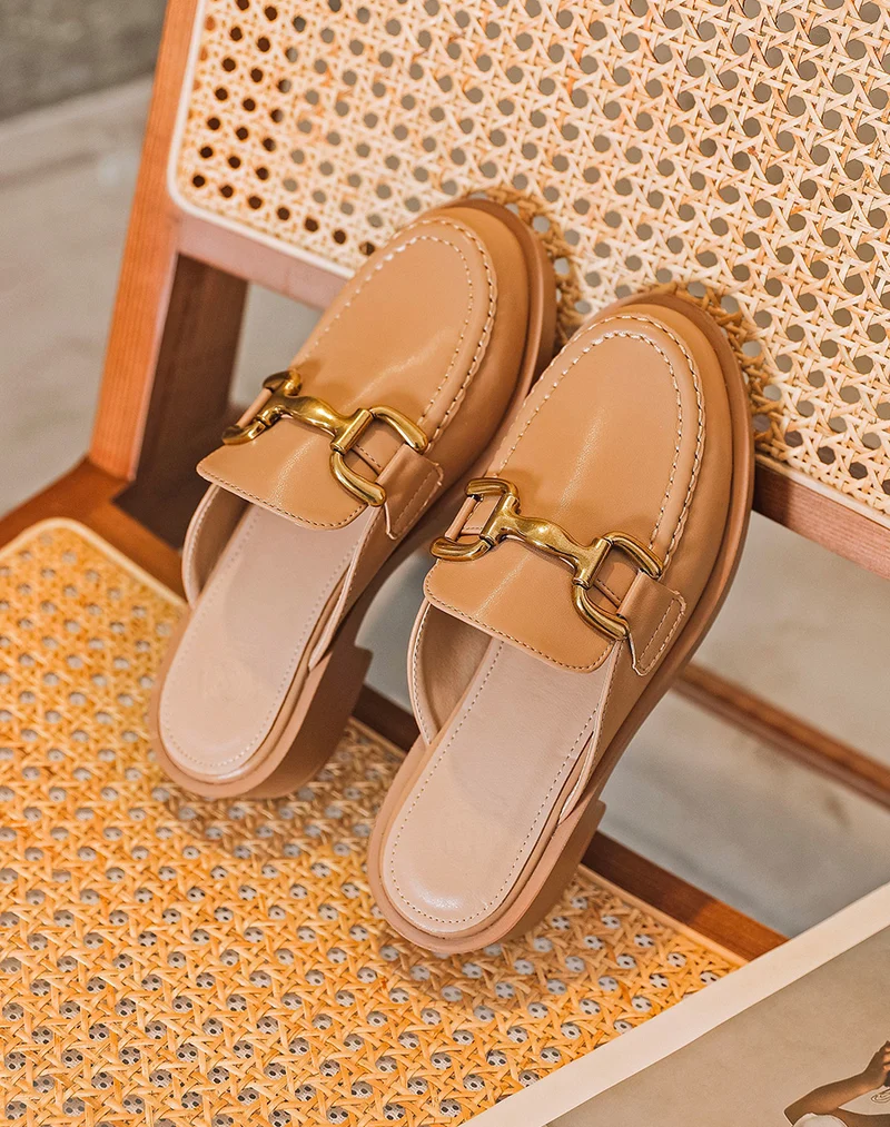 Mules mocassins beiges à empiècement doré