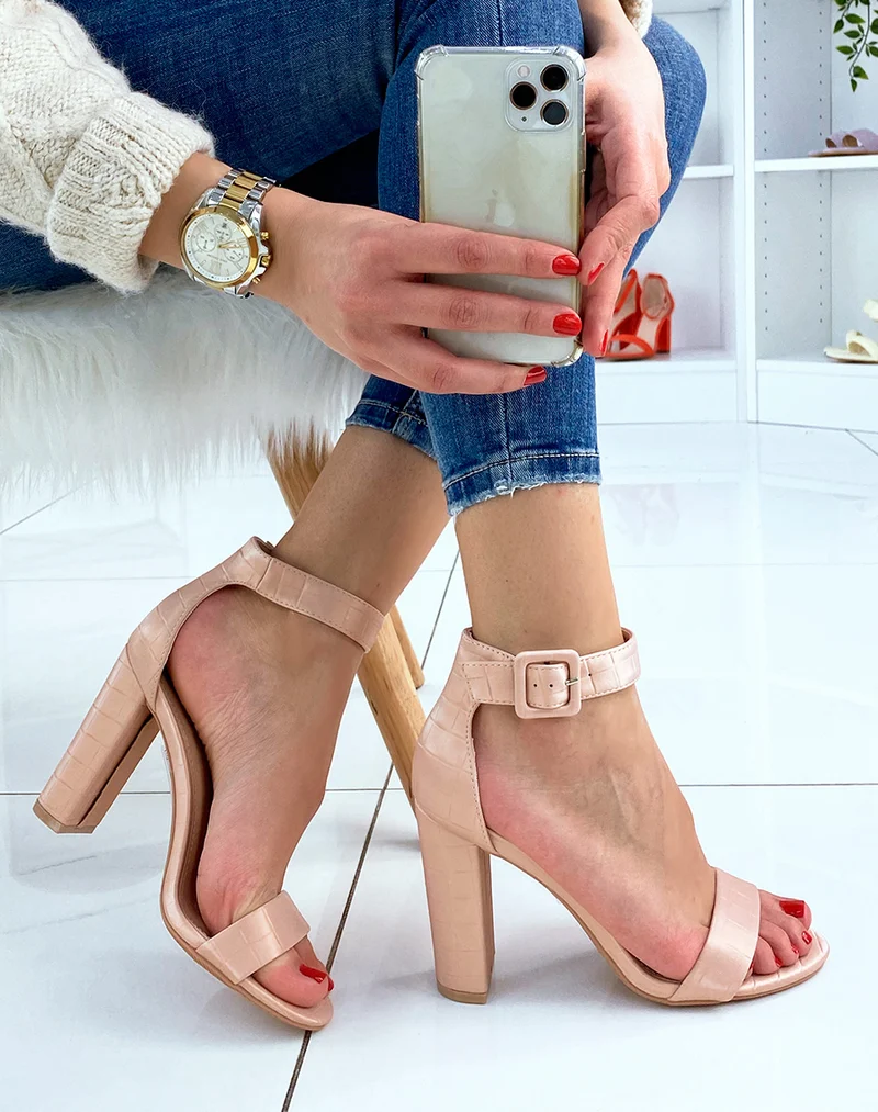 Sandales à talon rose poudré effet croco à boucle carrée