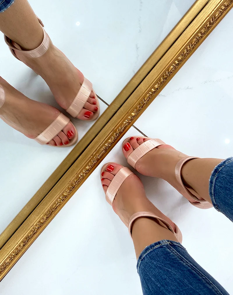 Sandales à talon rose poudré effet croco à boucle carrée