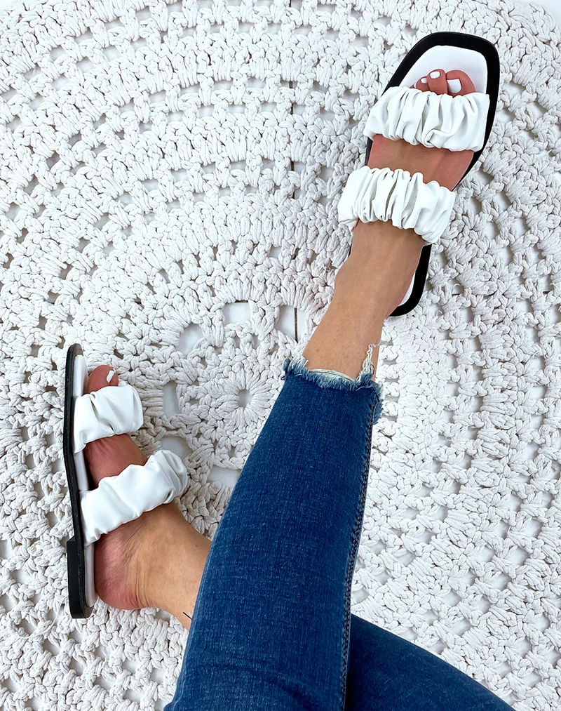 Sandales plates en simili cuir blanche