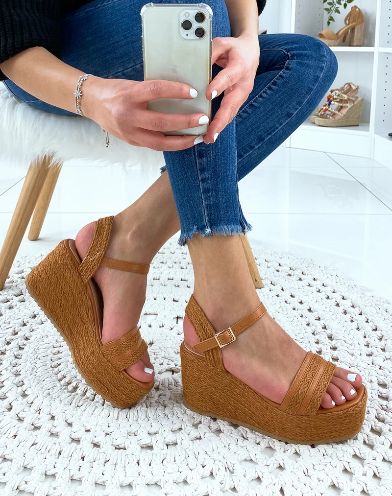 Sandales compensées camel à brides larges tressées