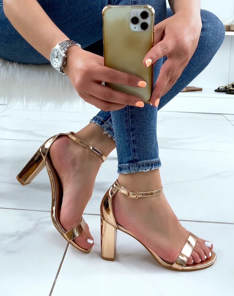 Sandales champagnes vernies à talons carrés