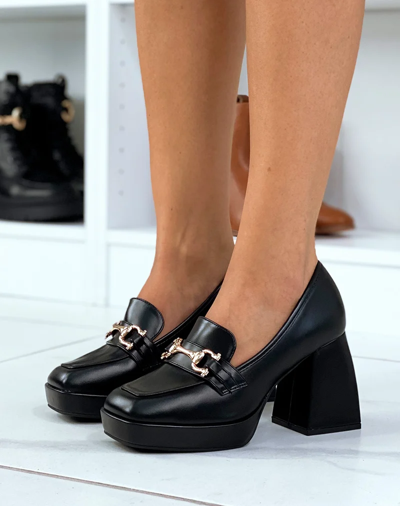 Mocassins noirs à talon épais à chaîne dorée