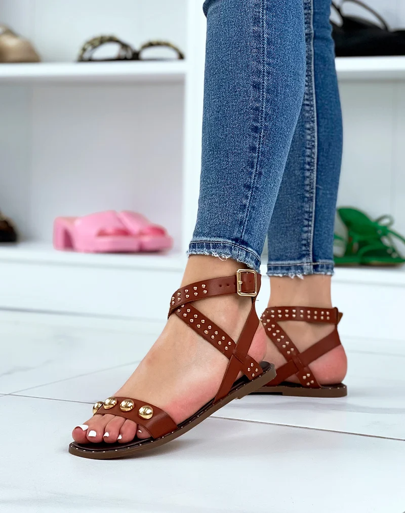 Nu-pieds marrons à clous dorés gros et fins
