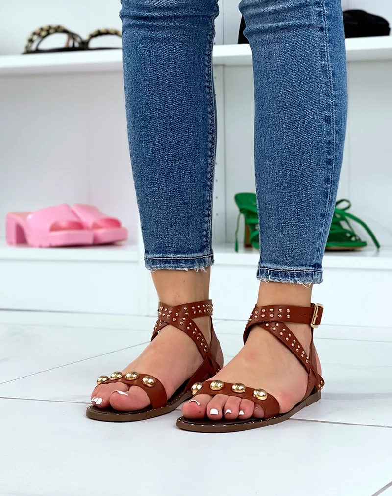 Nu-pieds marrons à clous dorés gros et fins