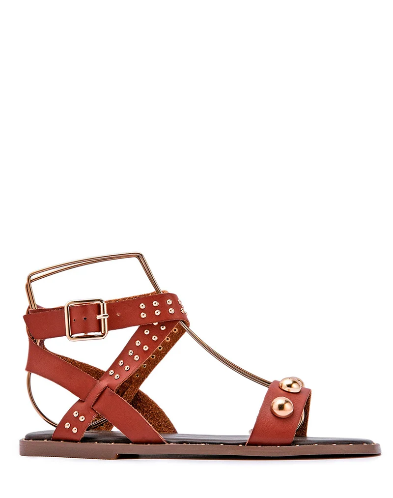 Nu-pieds marrons à clous dorés gros et fins