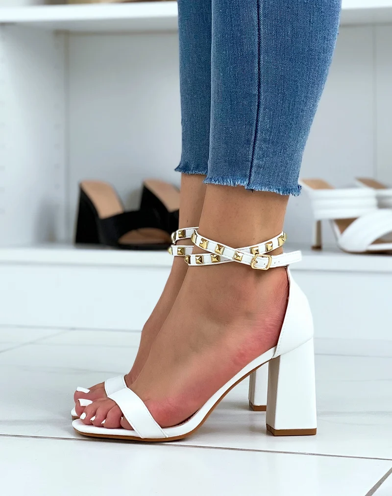 Sandales blanches cloutée à talon