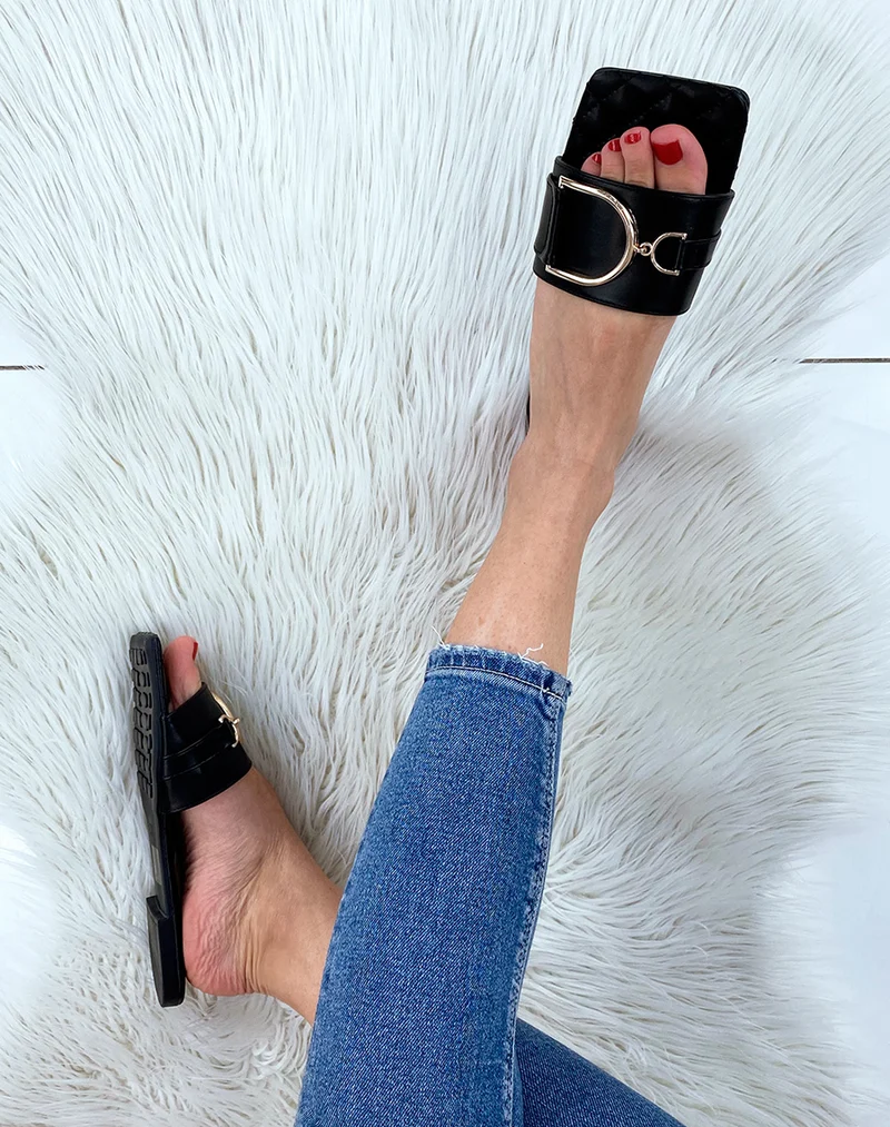 Mules plates noires à détail doré asymétrique