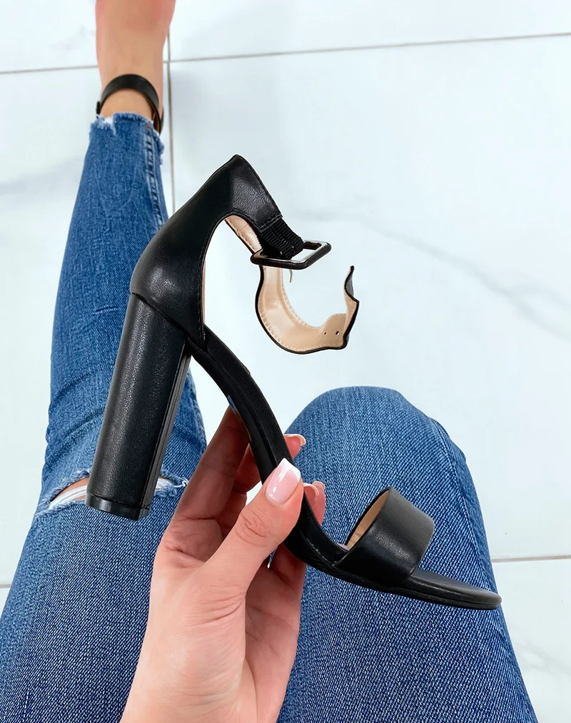 Sandales à talon noires à boucle carrée