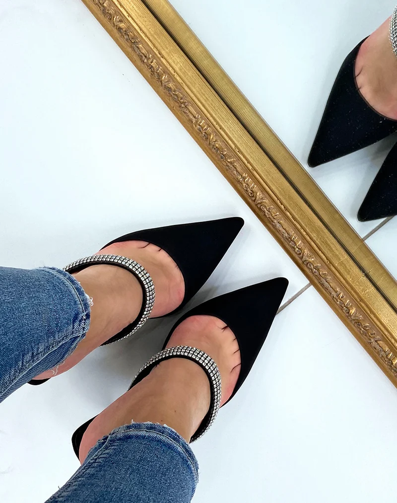 Mules noires à talon bout pointu et lanière à strass