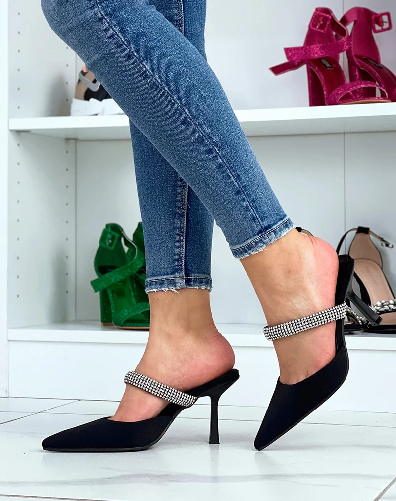 Mules noires à talon bout pointu et lanière à strass