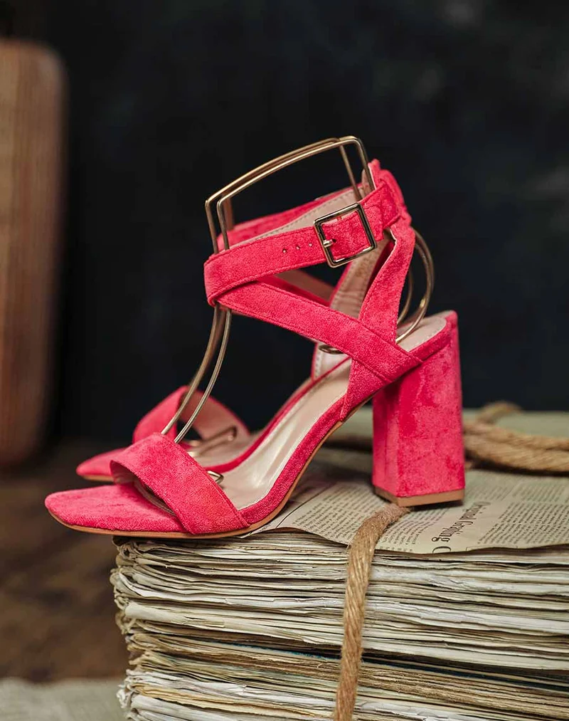 Sandales fushia en suédine à talon et bride entrecroisées