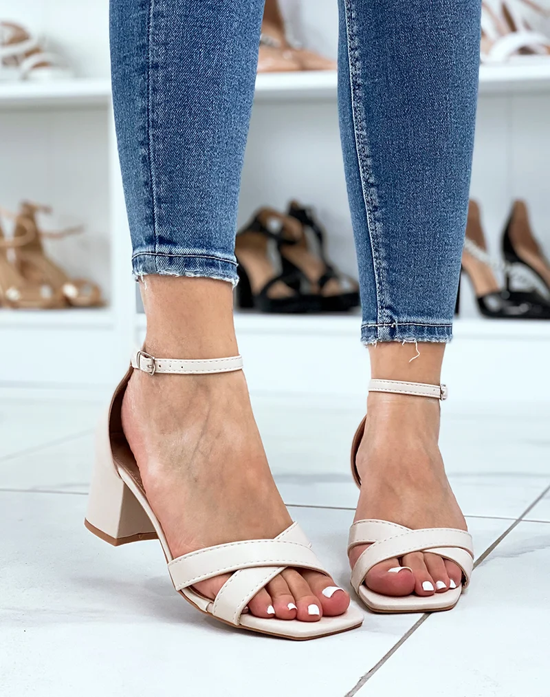 Sandales beiges à petits talons carrés et brides entrecroisées
