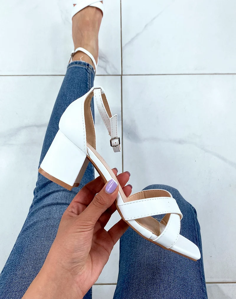Sandales blanches à petits talons carrés et brides entrecroisées