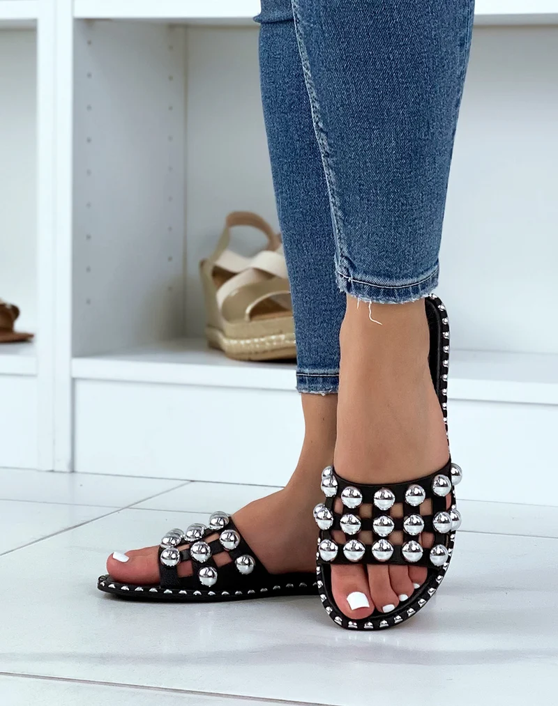 Mules plates noires à triple bride et grosses perles argentées