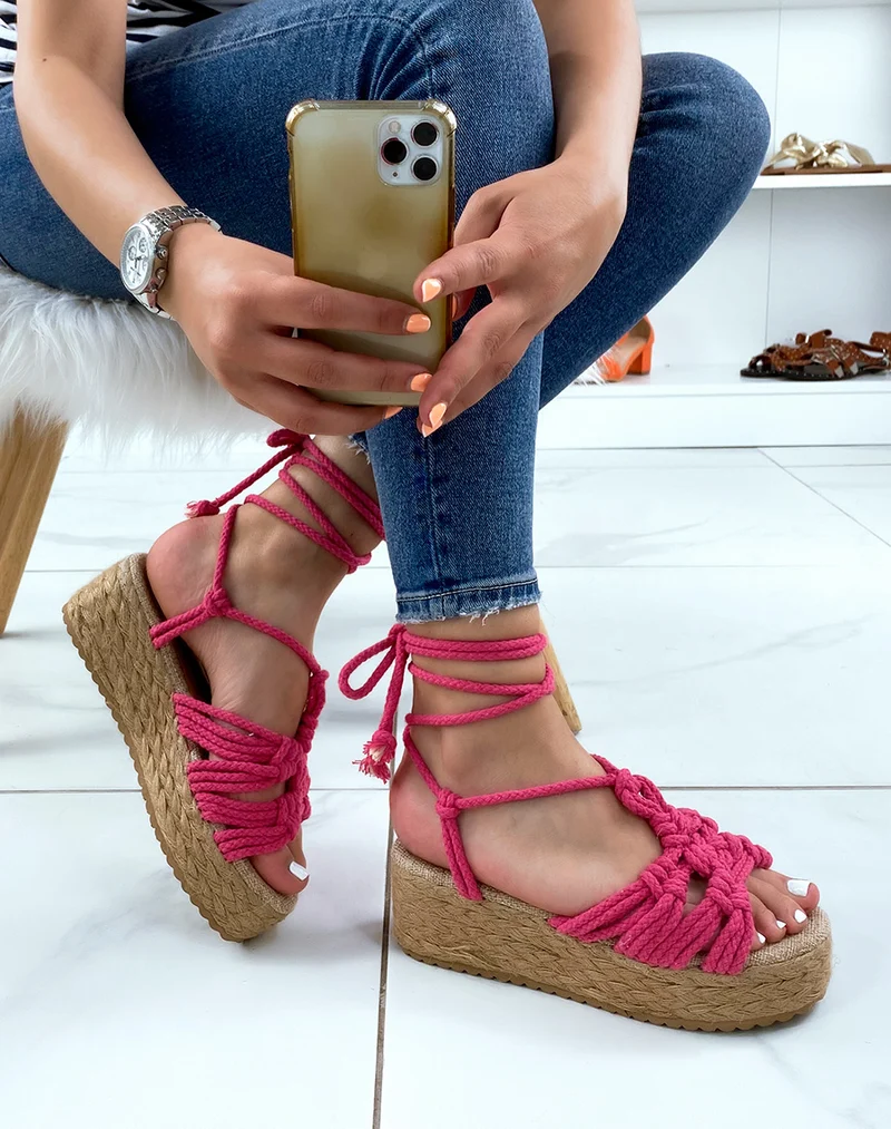Sandales compensées fushia nouées avec de larges cordes