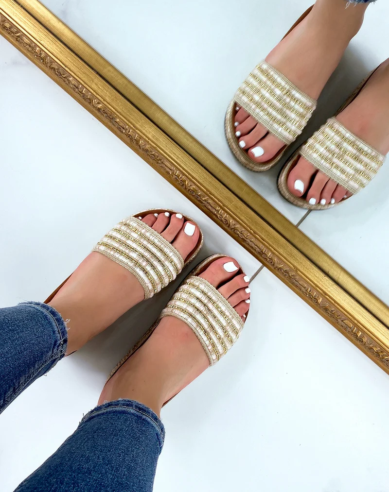 Mules beige à semelle compensée et bijoux roses et dorés