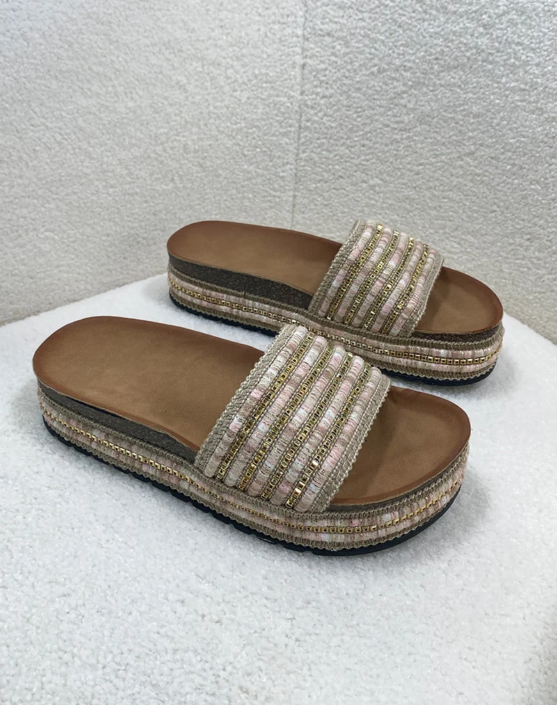 Mules beige à semelle compensée et bijoux roses et dorés