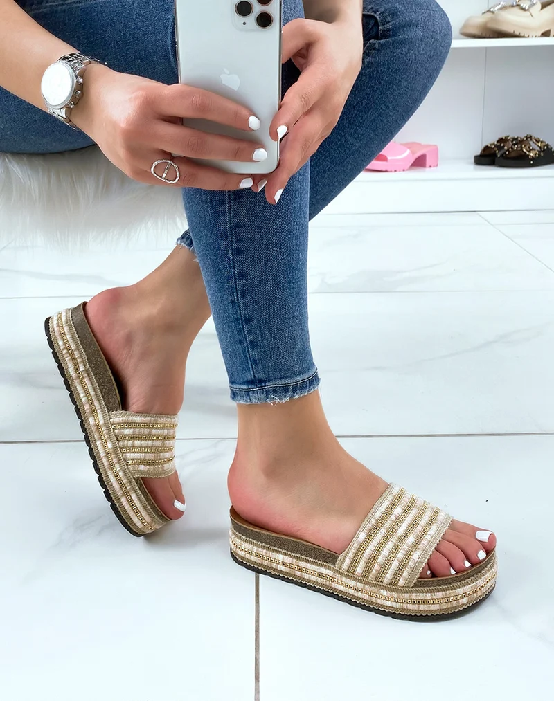 Mules beige à semelle compensée et bijoux roses et dorés